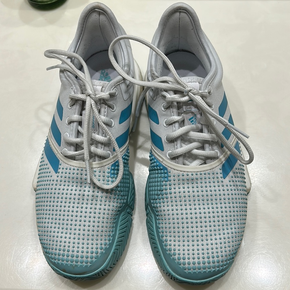 Court tennis shoes
